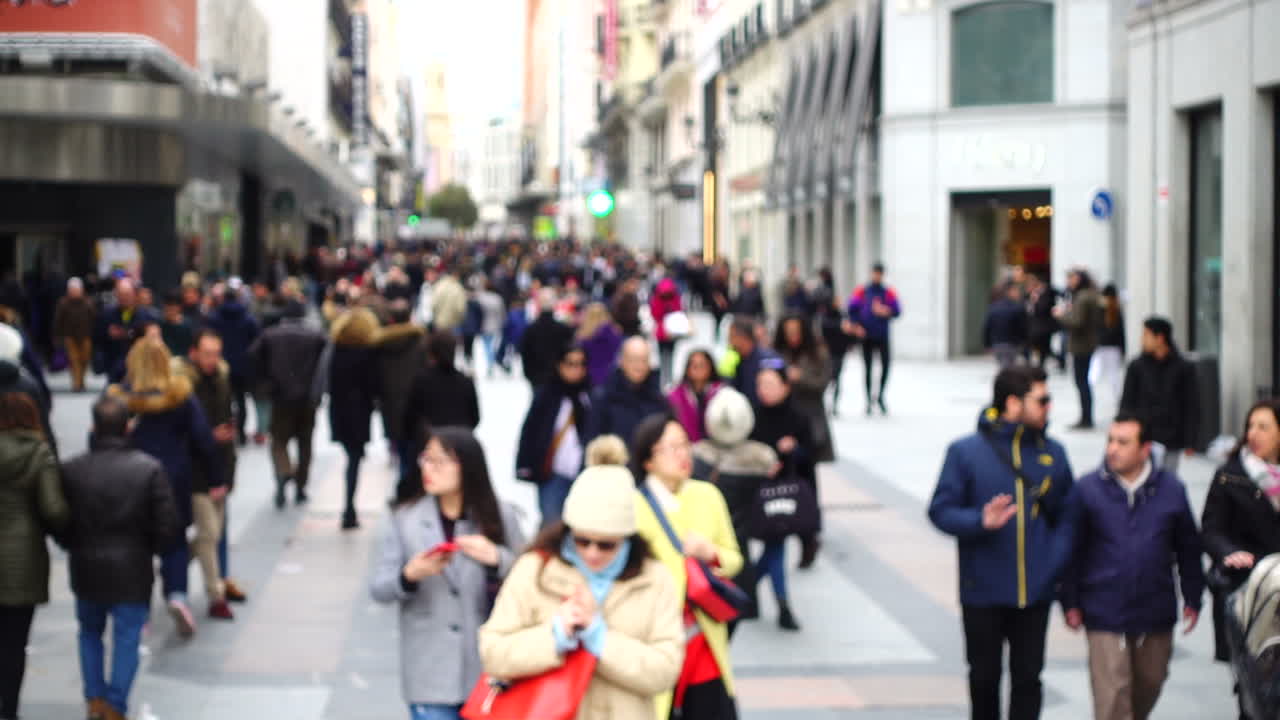 Persone sconosciute per le strade di Madrid. Slow motion. Sfocato.