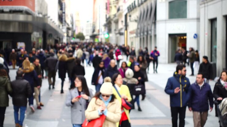 Persone sconosciute per le strade di Madrid. Slow motion. Sfocato.