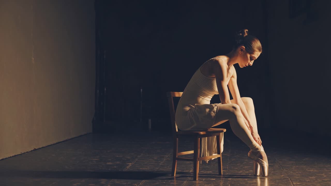 의자 에 앉아 있는 발레 댄서