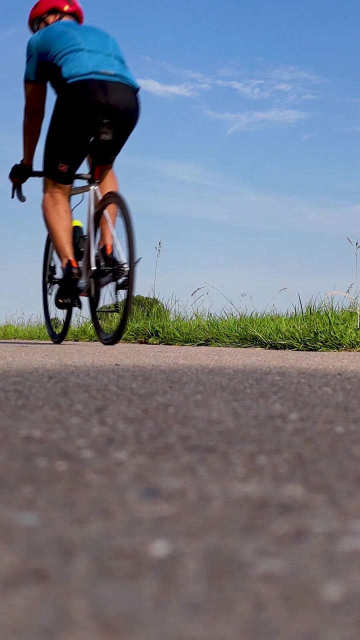 Ciclista in sella a una bici da corsa in una giornata di sole