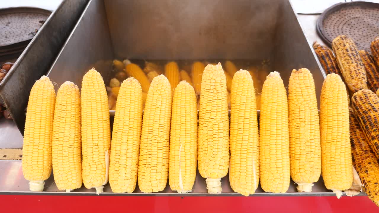 maíz recién hervido en la mazorca en un puesto de comida callejera