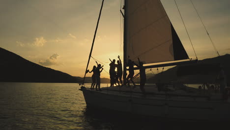 amigos celebrando el atardecer en un yate.