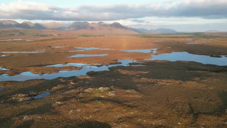 Luftaufnahme-Von-Connemara,-Rundsteinmoor-–-Ein-Naturwunder,-Das-Mit-Seiner-Einzigartigen-Und-Geheimnisvollen-Anziehungskraft-Lockt