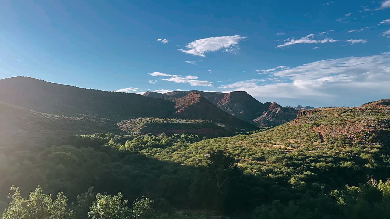 paisaje montañoso con valle forestal