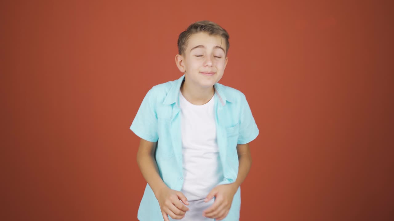 소년은 재미있는 방식으로 춤을 추고 있습니다.