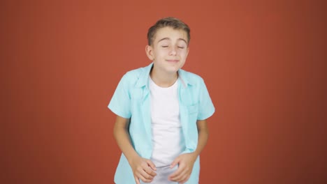 el chico está bailando de una manera divertida.