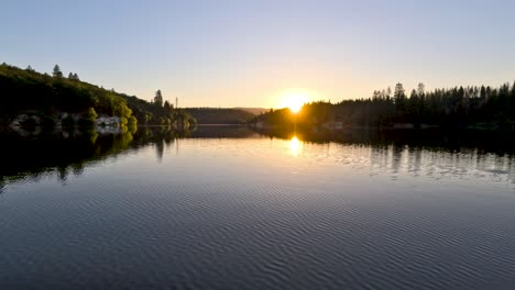 reflejando el atardecer sobre el océano