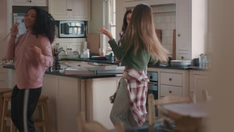 adolescentes felices bailando en la cocina comiendo pizza divirtiéndose celebrando juntos disfrutando de pasar el fin de semana juntos