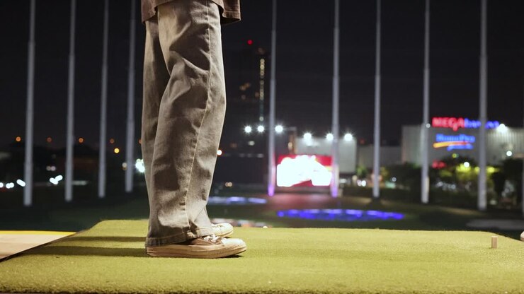 Un divertente incidente durante uno swing di golf a Bangkok.