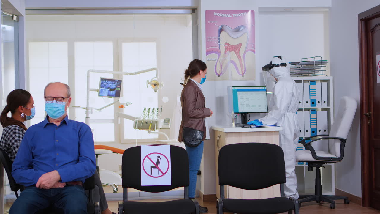 보호 마스크를 착용한 환자가 입술 진료실에서 기다리고 있습니다.