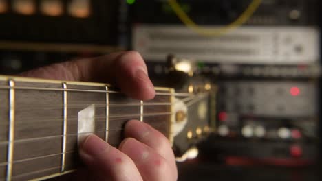 Tocar-La-Guitarra-Eléctrica-Durante-Una-Sesión-De-Grabación-En-El-Estudio