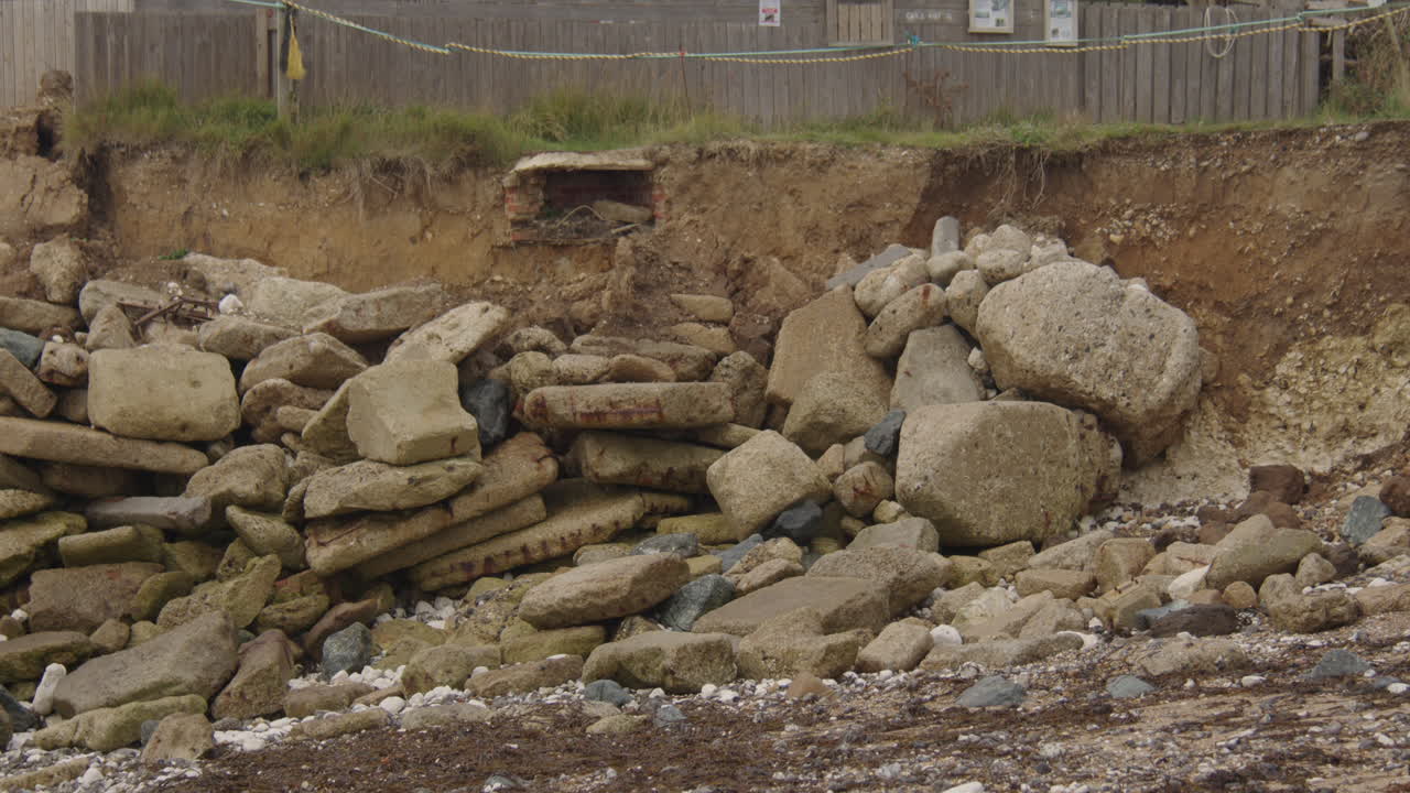 Udzoomet billede af kystklippeerosion ved Cuckmere Haven-stranden ved siden af Seven Sisters-klipperne.