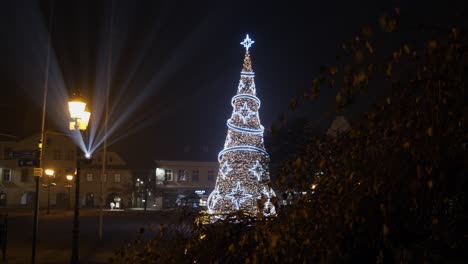 Großer-Weihnachtsbaum-Voller-Dekorationen-Und-Lichter-In-Einem-Stadtzentrum-Bei-Nacht