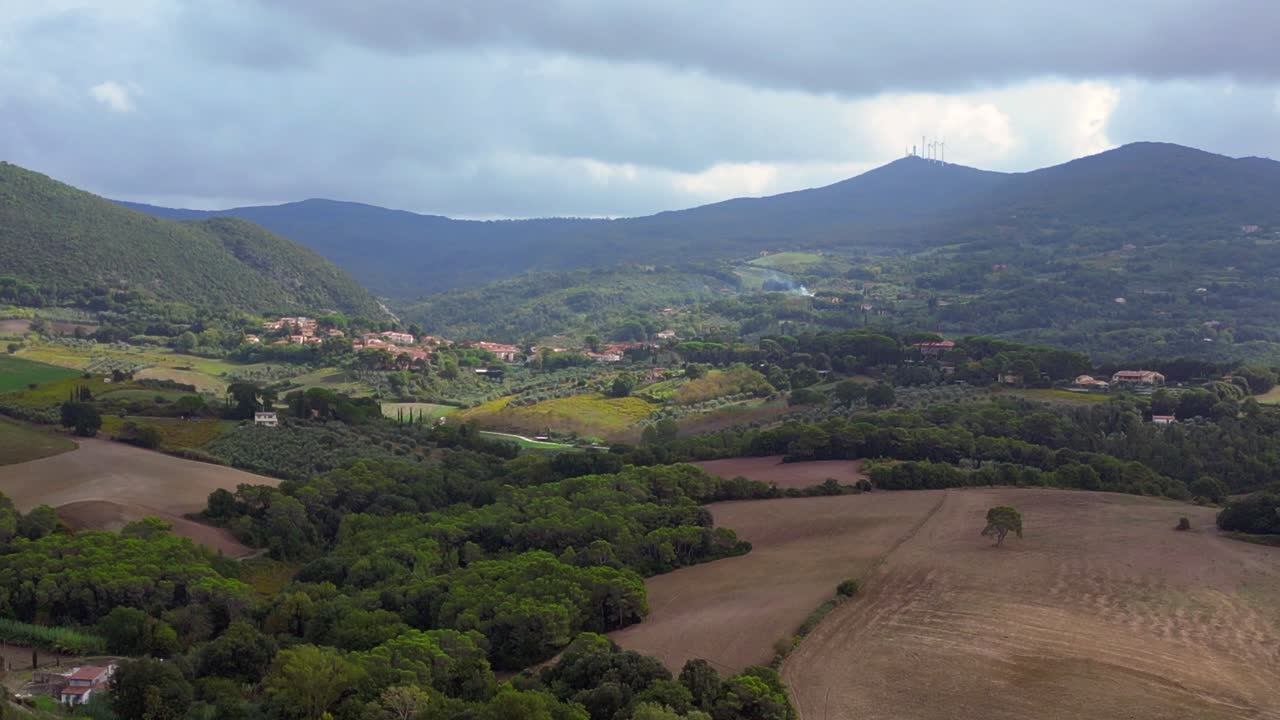 gran vista aérea de arriba vuelo toscana valle meditativo, pueblo italia otoño 23