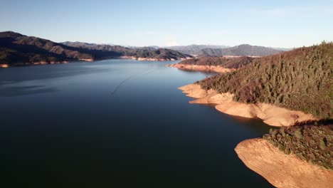 Pristine-lake-in-Northern-California,-USA,-peaceful-drone-shot