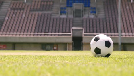 Jugador-De-Fútbol-Regateando-La-Pelota