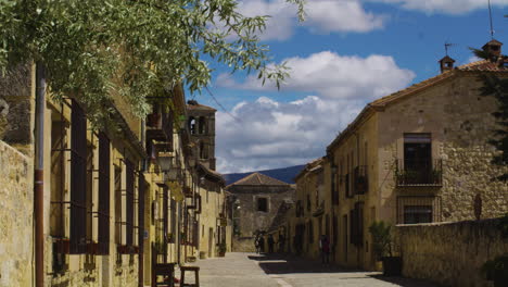 Tourists-Walking-At-The-Road-Surrounded-With-Medieval-Buildings-In-Pedraza-Town-In-Segovia,-Spain