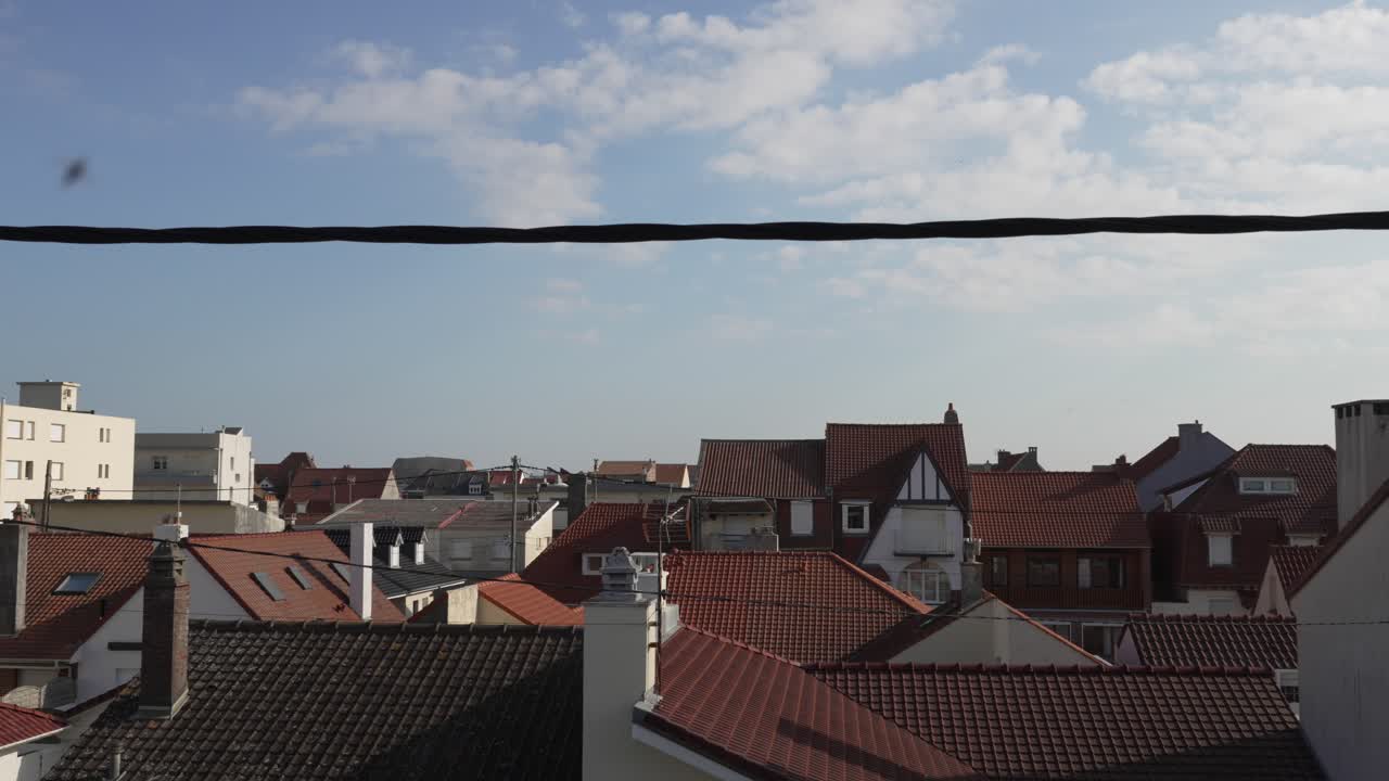 Vista dai tetti di un quartiere residenziale in una città costiera francese sulla Costa d'Opale.