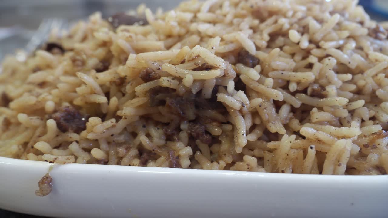 carne molida de res y arroz marrón