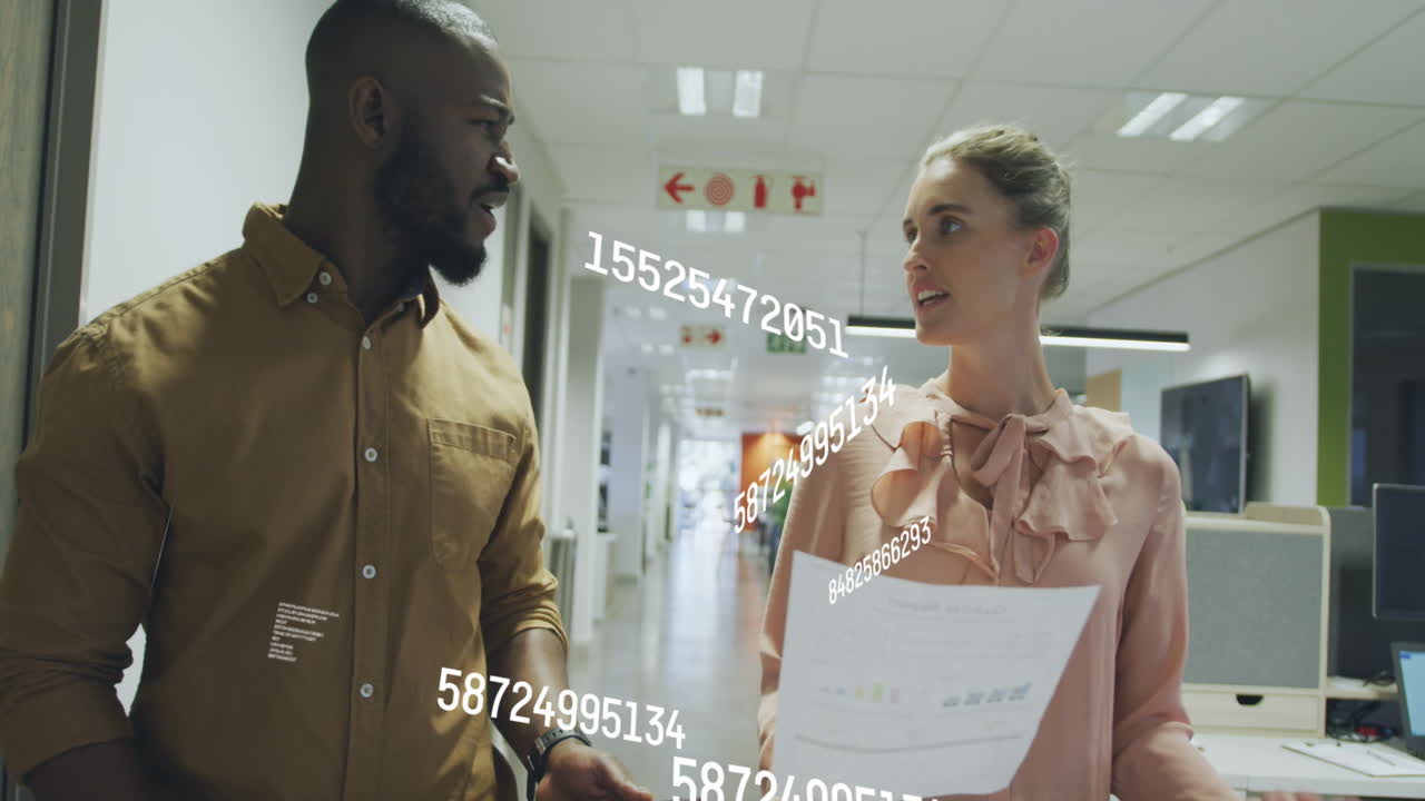 animación del procesamiento de datos sobre diversas personas de negocios que trabajan en la oficina