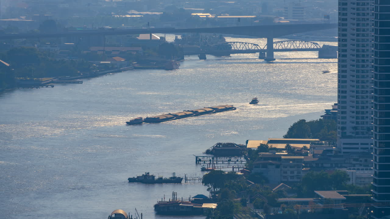 Video timelapse chụp bằng ống kính tele về giao thông tàu thuyền trên sông Chao Phraya ở Bangkok nắng đẹp.