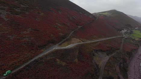 vista aérea de la montaña malhumorada llena de plantas rojas y marrones y musgo, irlanda