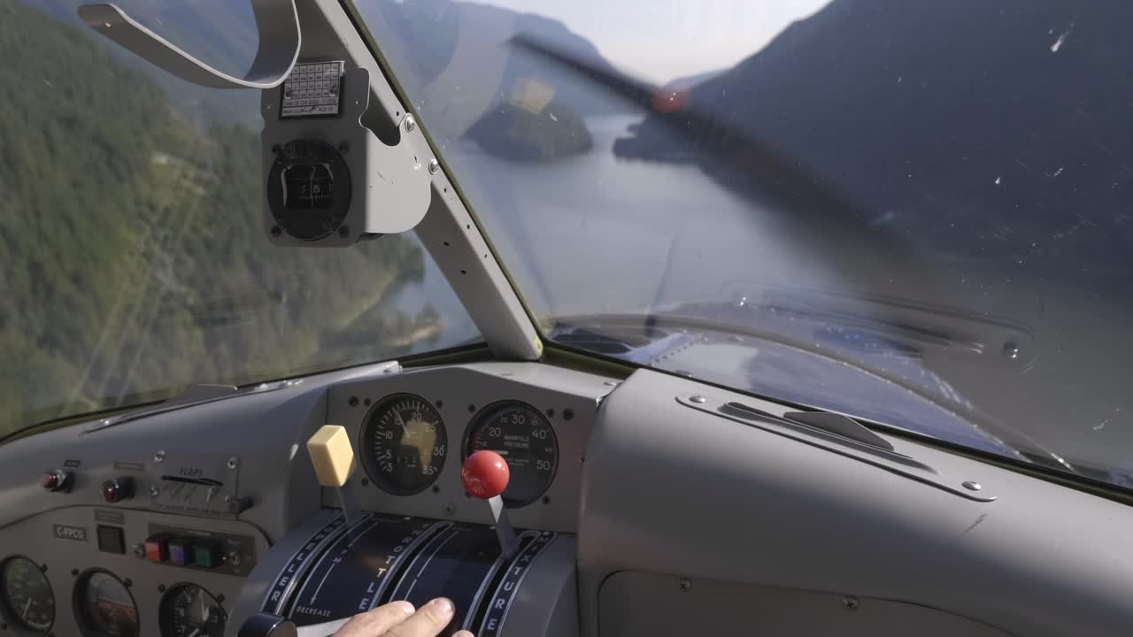 호수 상공을 비행하는 de havilland dhc-2 비버 수상 비행기의 조종석