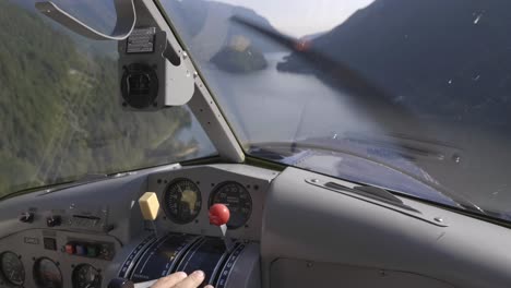 cabina de hidroavión de havilland dhc-2 beaver sobrevolando un lago