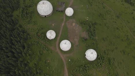 Ansicht-Von-Oben-Nach-Unten-Mit-Blick-Auf-Die-Verlassene-UdSSR-Radarstation-In-Den-Karpaten,-Ukraine