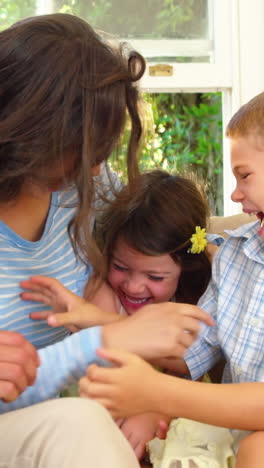 la familia se hace cosquillas.
