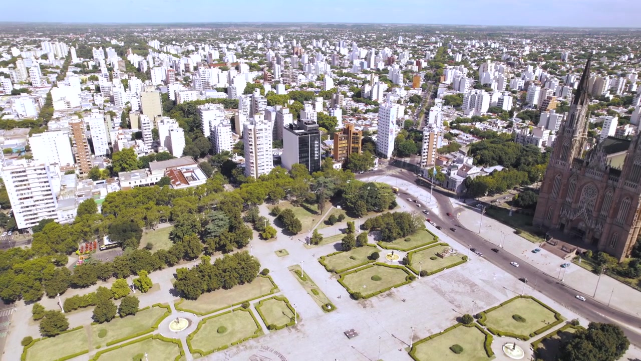 Vista aerea con drone 4K di Plaza Moreno a La Plata, Buenos Aires, Argentina. Storica piazza centrale circondata dalla Cattedrale, edifici governativi, spazi verdi e il cuore urbano della città.