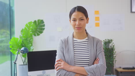 Porträt-Einer-Architektin,-Die-Mit-Verschränkten-Armen-Im-Büro-Steht