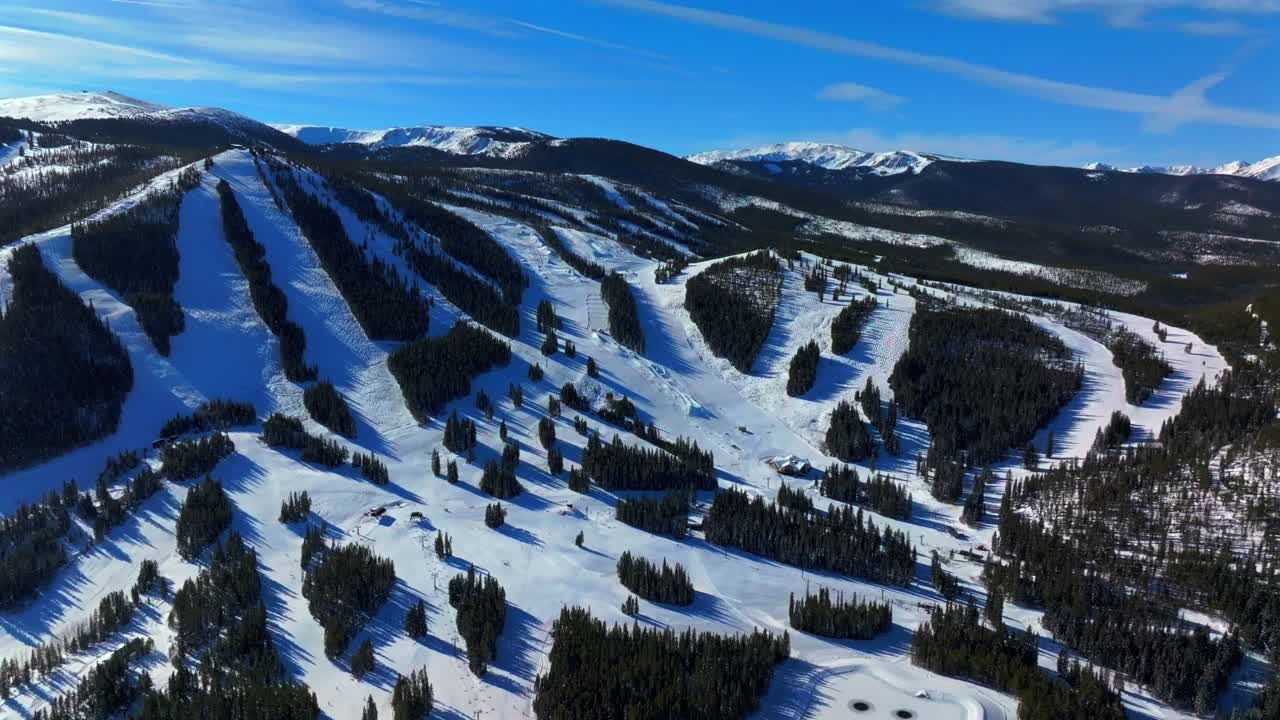 parque de invierno mary jane estación de esquí temprano en la mañana cielo azul arreglados pistas de esquí drone aéreo colorado snowboard oscuro parque de esquí territorio circo doble diamante negro terreno sillas elevadoras movimiento hacia atrás