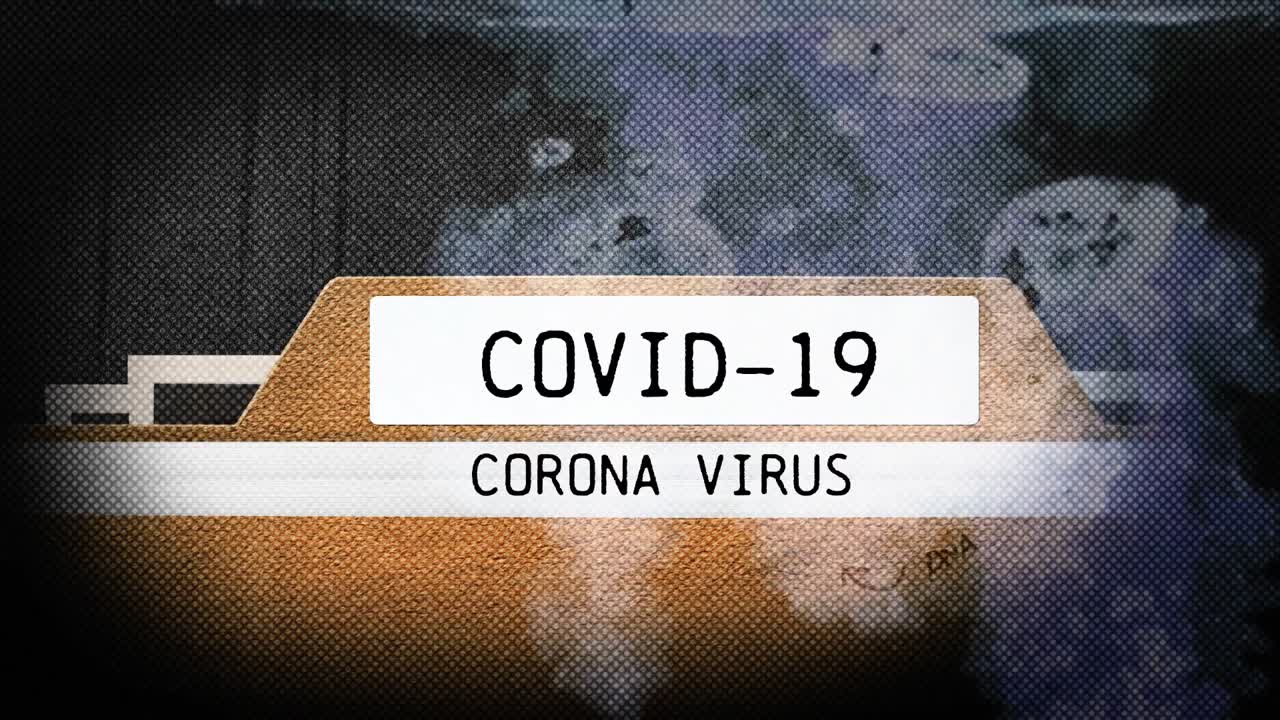 Animazione delle parole Covid-19 Coronavirus scritte su file di documenti con la pandemia di coronavirus.