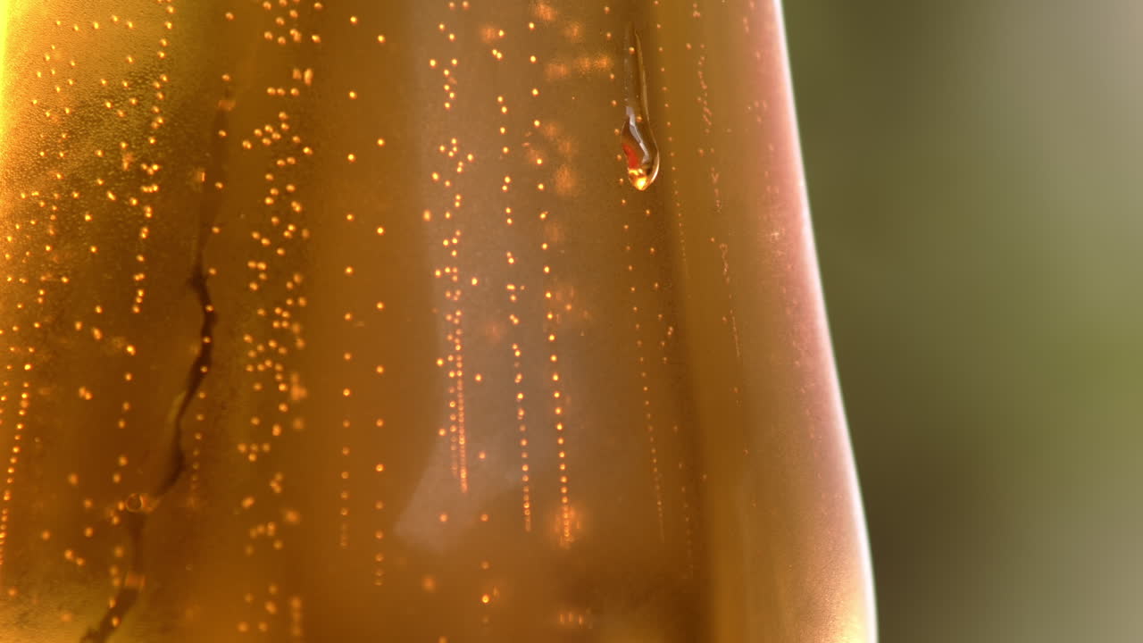 황금 맥주의 거품 스트림