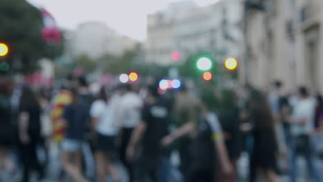 demostración en la ciudad vista borrosa
