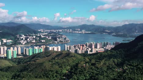 plataforma rodante aérea sobre ma en shan hong kong en un día soleado, cielo nublado
