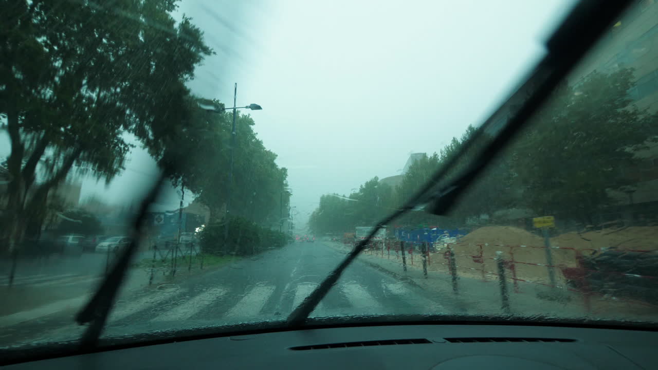 윈드클라이드 와이퍼가 켜진 강한 비가 내린 날 홍수 거리 몽펠리에 자동차