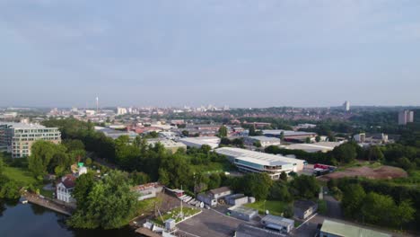 Paisaje-De-La-Ciudad-De-Nottingham-Desde-El-Río-Trent-Pequeña-Calle-De-Tenis