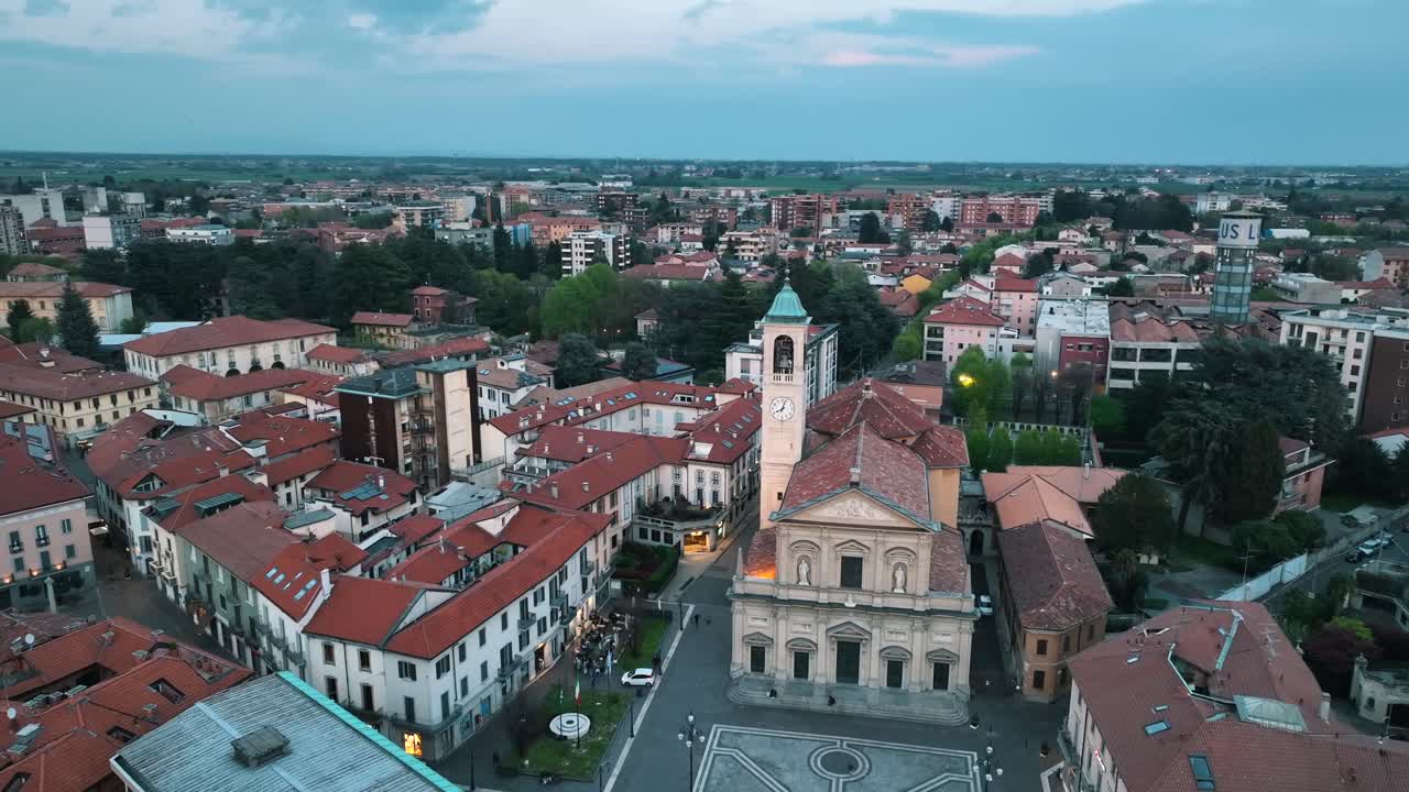 imágenes de drones de saronno, italia