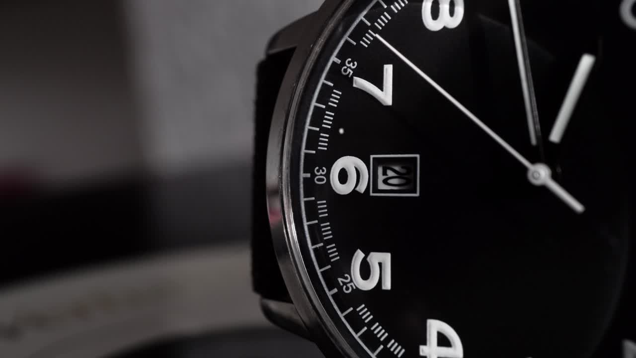 una foto macro de un reloj de pulsera de lujo a la derecha con espacio de copia a la izquierda.