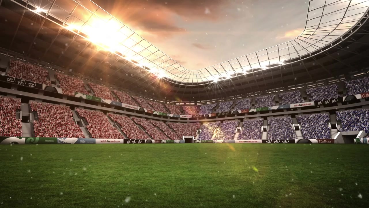 Stadio di calcio vuoto con campo verde sotto il cielo al tramonto