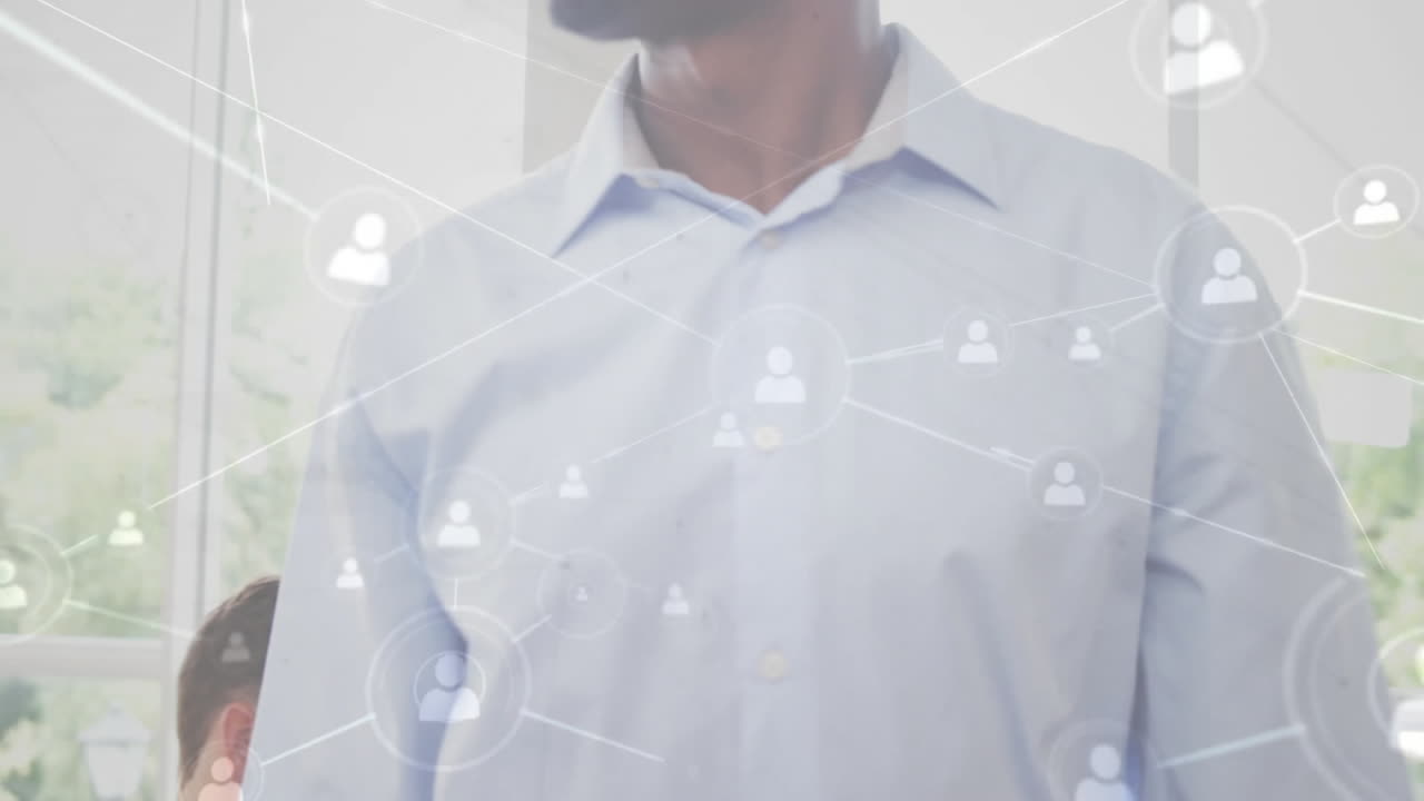 animación de la red de conexiones entre diversas personas de negocios que trabajan en la oficina