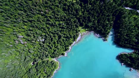 lago de fusine superior, alpes italianos. vuelos aéreos de aviones no tripulados.