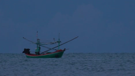 Los-Barcos-De-Pesca-En-Tailandia-Esperan-En-Medio-Del-Océano-A-Que-Oscurezca-Para-Poder-Encender-Sus-Luces-Verdes-Y-Comenzar-A-Pescar-Y-Pescar-Camarones