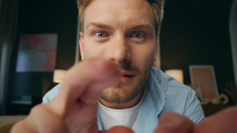 pov überrascht mann tippen finger bildschirm im haus. wundert sich kerl gesicht nahaufnahme