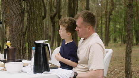 Glückliche-Familie-Beim-Frühstück-Auf-Dem-Campingplatz-Im-Wald