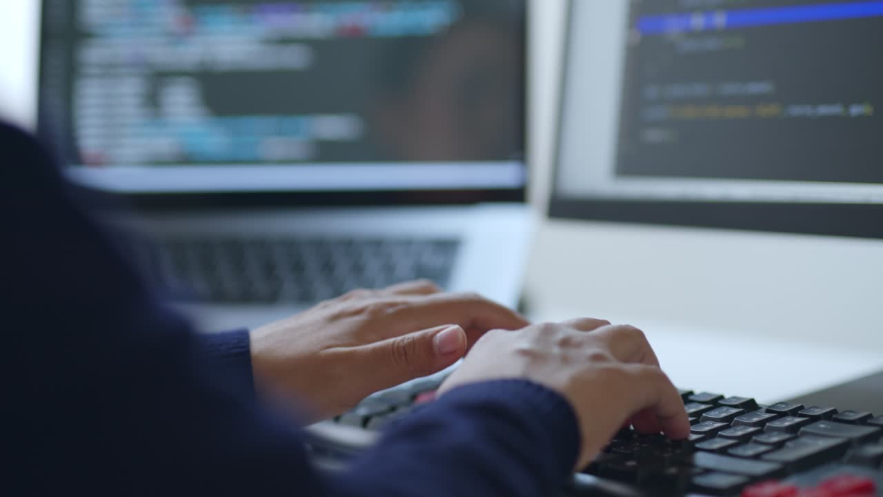 mano de primer plano del programador desarrollador, ingeniero de sofware, soporte, escritura en el teclado de la computadora