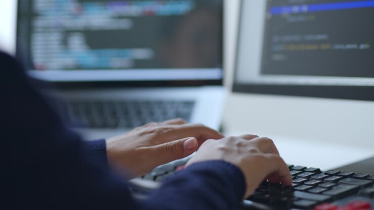 Nærbillede af hånd fra udvikler, programmør, softwareingeniør, IT-support, der taster på computerens tastatur.