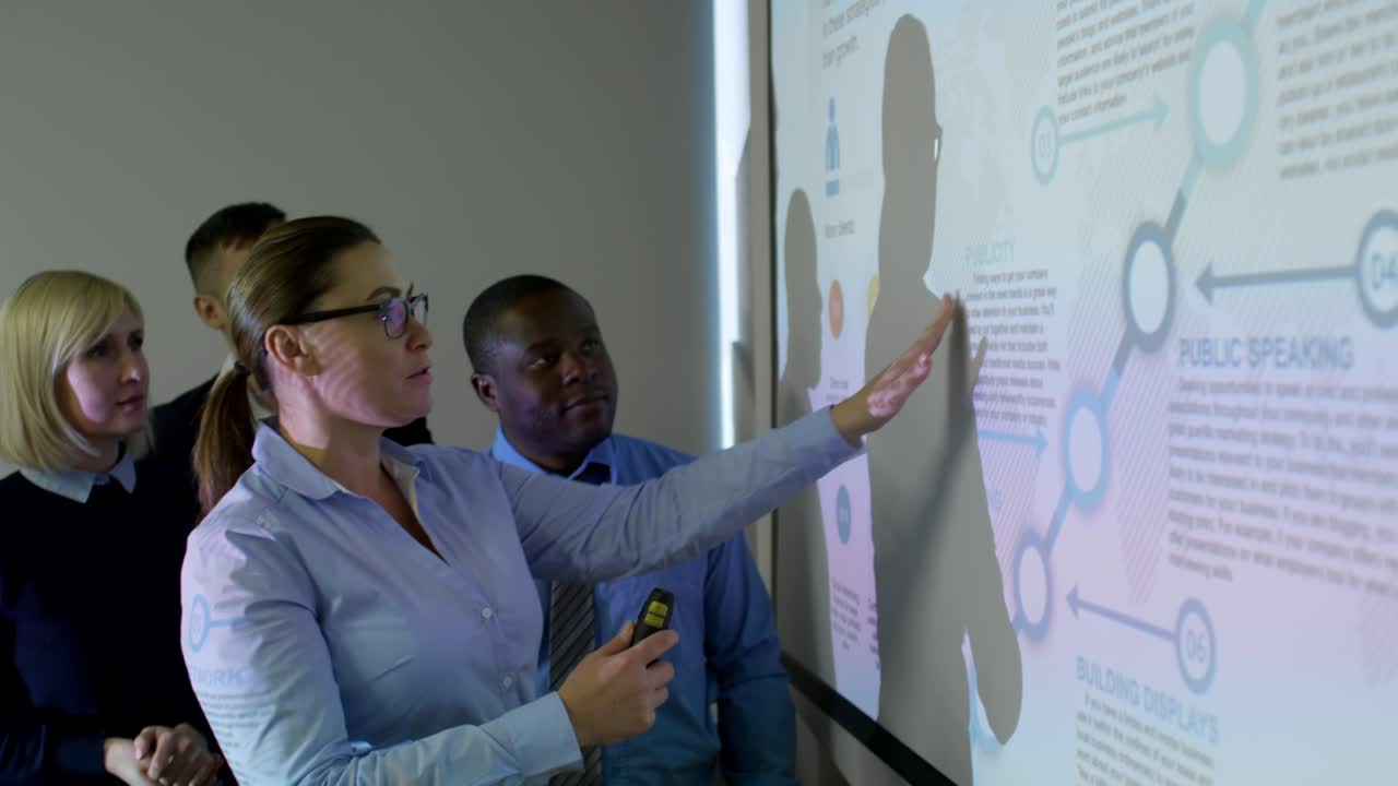 equipo de negocios viendo la presentación de una colega